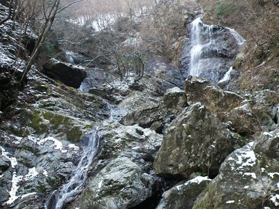 サスケ滝と左はワサビ谷。