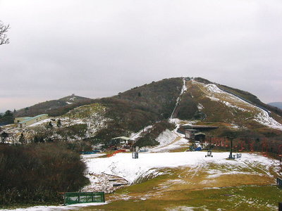 ● ホン少しの雪は寂しいね、お客さんはソコソコ居るよ