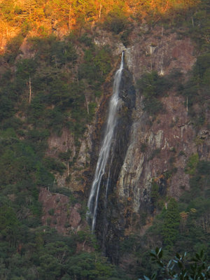 朝焼けの小木森滝