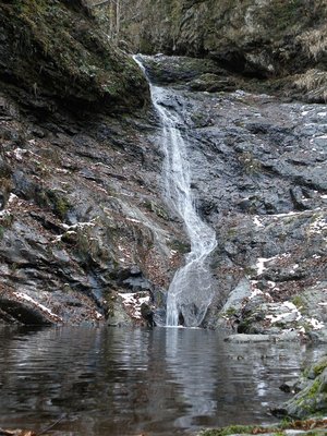 サラサラと流れるワサビ谷の滝