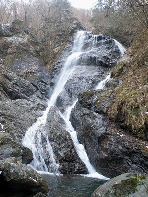 サスケ滝（Ｄ字というよりＲ字だよね）