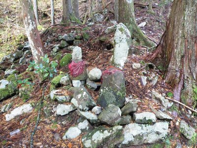 山の神の自然石のお地蔵さん。