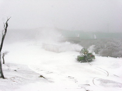 ● 雪作り、雪タップリを持ちますよ。御在所山スキー場