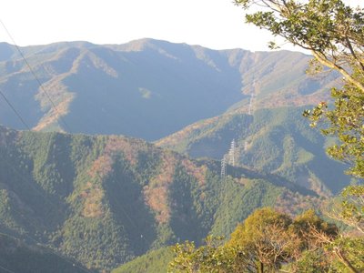 あちらの尾根が帰りのルート