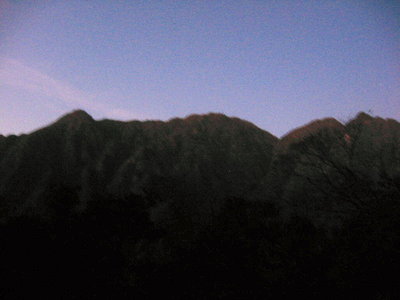 ● 夜明けだ、坊主尾根の鋭鋒がクッキリ切り絵だね