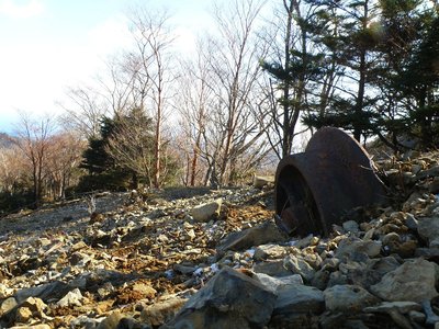 熊野灘見下ろす山腹にトロッコの車輪