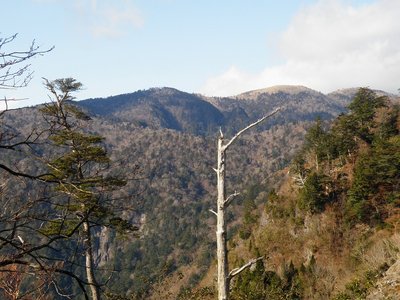 右奥・日出ケ岳、山腹に男滝