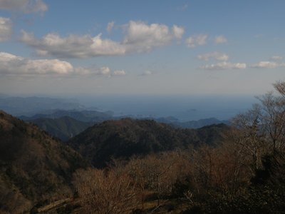 枯れ落ち葉隊の登った山・ｐ９８２<br />正面の大きな山塊だよ。