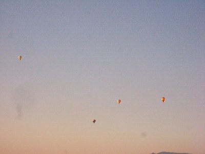 ● 熱気球が揚がる無風の良いお天気だ、山日和だワン