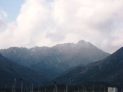 ●　鎌尾根、花雪が舞いだしました。