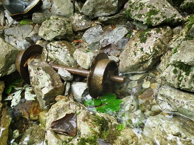 大台ケ原山中に眠るトロッコ車輪