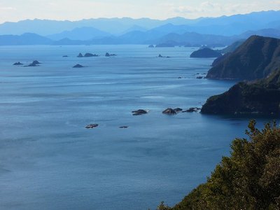 南伊勢の海崖から寺谷ノ高方面を望む