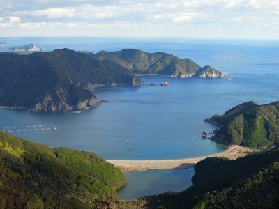 下に写っているのは座佐池。