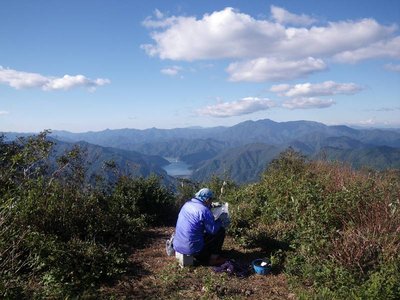 徳山湖の北面の山並み