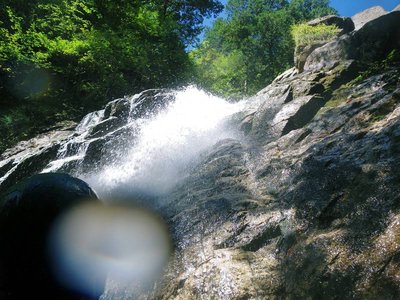 シャワーの奥の青空
