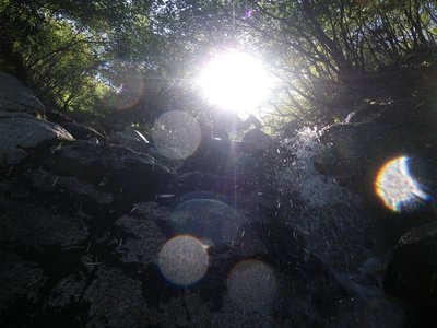 陽光あふれる連瀑帯