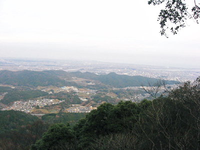 ● 天狗からの見晴らし、外宮の森と月夜見さんが見える、天気よければ富士山も見えるのかな？