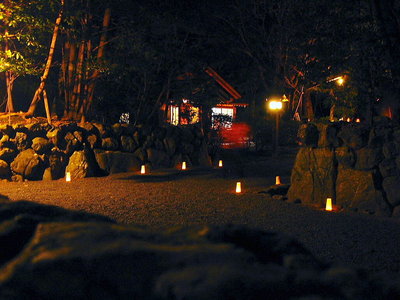 月夜見さん.jpg (161.9 KiB) 閲覧された回数 5150 回 ● 夜の神域へのアプローチはいいよね