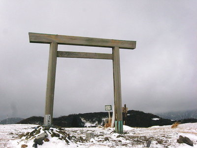 ● 山頂鳥居これを潜り奥宮を拝する