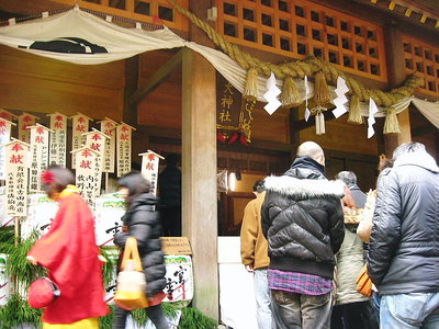● 椿神社本殿、遠く離れての詣でですわ