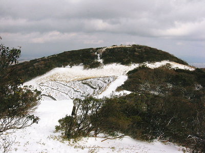 北のかしら.JPG (195.32 KiB) 閲覧された回数 3928 回 ● 大崩落も治山で、山落ち着きましたですよ。