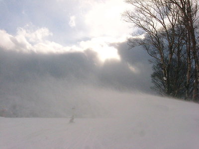 ● 地吹雪だー、雪洞作れーにはスコップをお忘れなく
