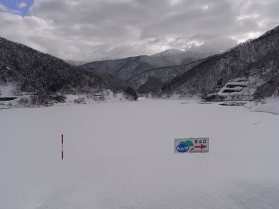 s-R0014444.jpg (249.21 KiB) 閲覧された回数 6784 回 真っ白なダム湖