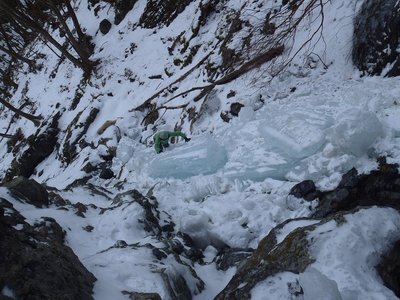 でっけーブルーアイス氷柱がゴロゴロ…。