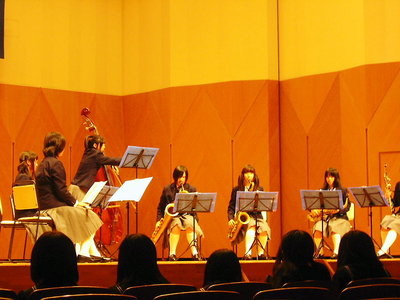 ● 吹奏楽って女の子バッカなんだ、コレでは男の子は尻に曳かれるわナア