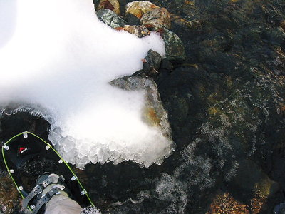 流れが凍る.JPG (175.75 KiB) 閲覧された回数 5169 回 ● 水の流れが凍ってるよ、雪の谷も好いもんだ