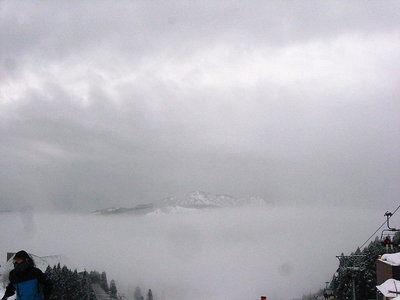 ● 暖気で靄が立つの、ゲレ上は見通しがあるのさ。