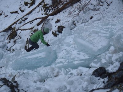 人ほどもある碧い氷柱が転がっている。