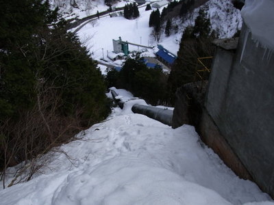 導水管横を下る