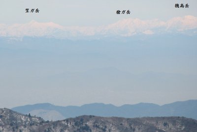 手前の山は三池岳方面