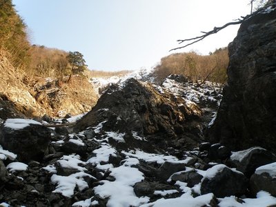 崩落現場を見上げる。