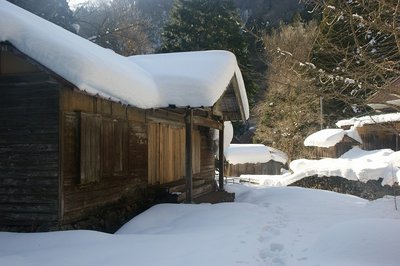 雪に埋まる落合（手前の建屋はお寺）