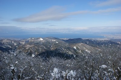 琵琶湖の上にぽっかり青空