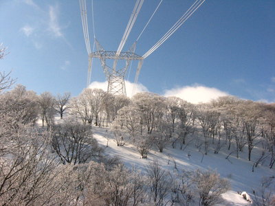 ● 冷えて送電線は銀色、周囲も銀色だよ