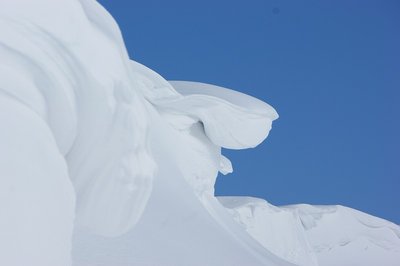 今にも落っこちそうな雪尻