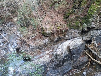 丸太橋があったところ（左岸から見る）。<br />しっかり杣道の高さまで岩が磨かれています。