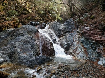滝下左岸に、赤チャート・青チャート。