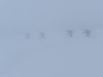 スキーを担ぐ登山者