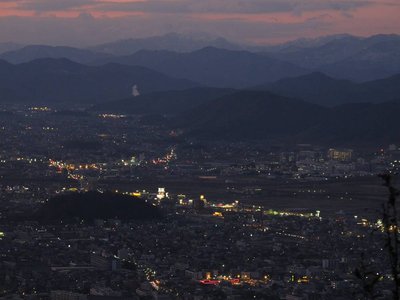 山日和ふ～隊突入前日、暮れなずむたんぽぽタウンの向こうにゴンゲン～ハナブサが見える