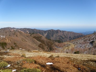 左端が地池山、その右隣が嘉茂助谷ノ高