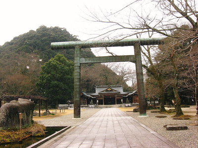 ● 護国神社に雪が降る、鳥居は青銅製なんだ