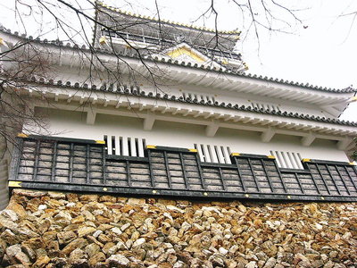 ● 狭い山頂に立つ天主閣、キレイな石垣だよな