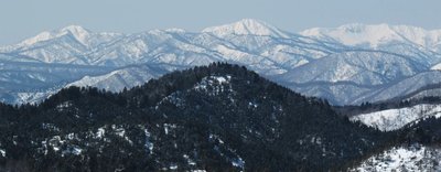同じところから見ると芦倉山　丸山　銚子ヶ峰はこう見えます。