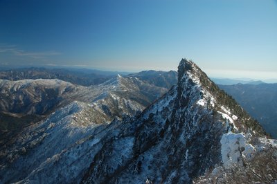 弥山より天狗岳を望む（四国の背骨がつながっています）