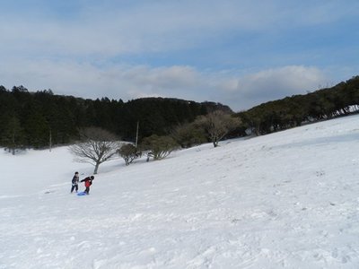 ソリ遊びの子供達