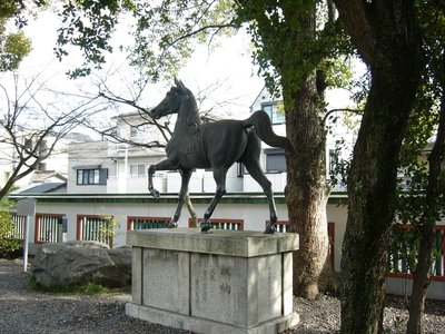 境内に何故かお馬さんが・・・